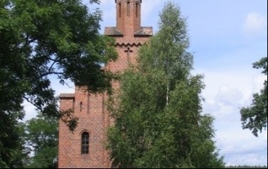  Kościół filialny z 1893 roku z dzwonnicą w Ługach Ujskich.