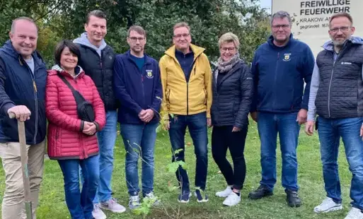 Zdjęcie do Dąb &ndash; symbol przyjaźni i wsp&oacute;łpracy między gminami posadzony